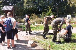 młodzież na strzelnicy