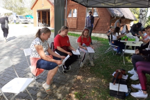 dzieci uczą się tekstu piosenki