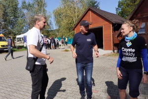 dyrektor schroniska Mirosław Dziergas w rozmowie z mediami