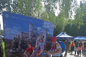 grupa dzieci odpoczywających