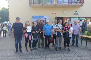 zdjęcie grupowe - dzieci z nagrodami