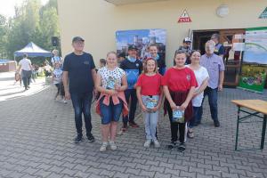 dzieci z nagrodami zdjęcie grupowe