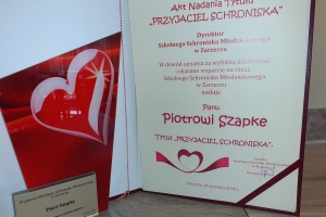 dyplom i statuetka Przyjaciel Schroniska