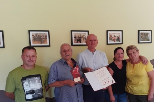 zdjęcie grupowe pracowników schroniska