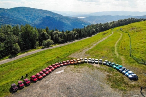 tęcza ułożona z samochodów  Fiat 126 p