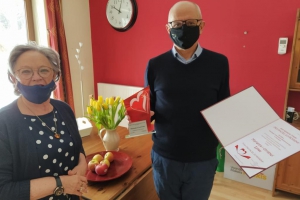 Dyrektor schroniska wręcza dyplom
