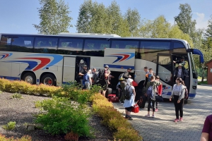 wysiadające dzieci z autokaru