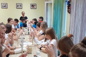 dzieci podczas wykonywania aniołów