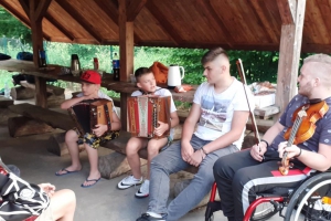 młodziez gra na instrumentach