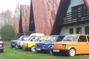 fiaciki zaparkowane pod domkami w schronisku