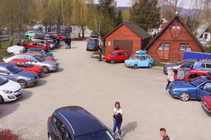 fiaciki na parkingu w schronisku