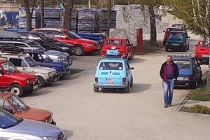 fiaciki na parkingu w schronisku