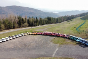 tęcza utworzona z Fiatów 126 P