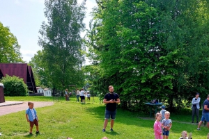 zabawy dzieci na trawie